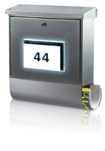 Sunny times for deliverers and visitors: The new solar letter box „Malaga“ is equipped with an illuinated house number