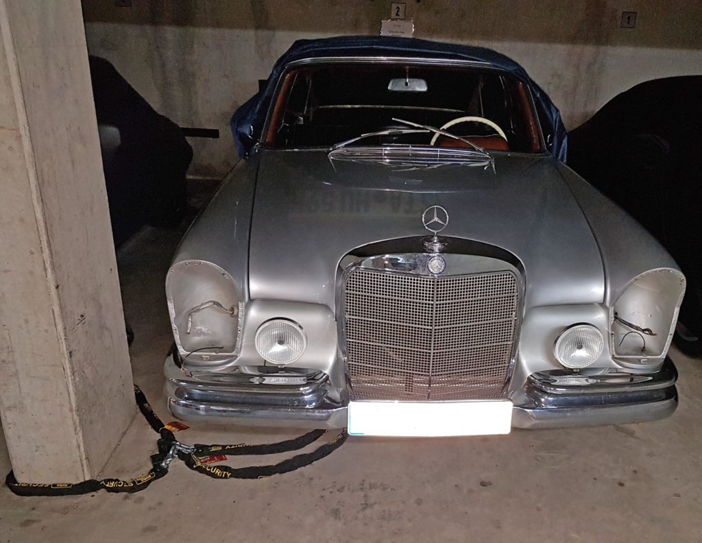 Gut gesicherter Automobil-Klassiker: Das Mercedes-Cabrios W 111 220 SEb ist mit der gehärteten Vierkantkette am Betonpfeiler gesichert.